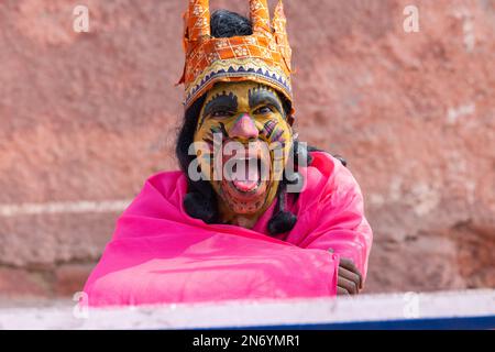 Kamelfestival, Porträt eines jungen Künstlers mit gemaltem Gesicht und Tiertanz, während er an der Parade des Kamelfestivals in Bikaner teilnimmt. Stockfoto