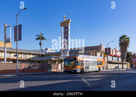 Ein Bild eines Metro-Busses, der vor einem Hotel in Los Angeles parkt. Stockfoto