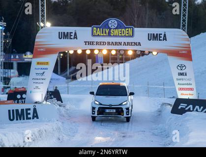 Prinz Carl Philip von Schweden fährt einen Toyota Yaris auf der Red Barn Arena mit Beifahrer und ehemaliger Rallyefahrer Petter Solberg, während eines Besuchs des Servs Stockfoto