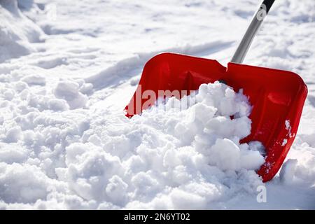 Schneeschaufeln im Freien am sonnigen Wintertag, Nahaufnahme Stockfoto