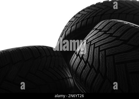 Ein Haufen Winterreifen auf weißem Hintergrund, Nahaufnahme Stockfoto
