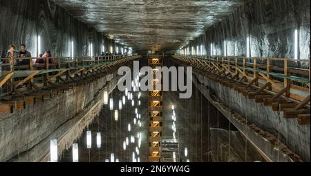 Der unterirdische Freizeitpark in einem großen Salzbergwerk Salina Turda, Turda in Rumänien, Siebenbürgen. Beliebtes Touristenziel. Stockfoto