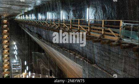 Der unterirdische Freizeitpark in einem großen Salzbergwerk Salina Turda, Turda in Rumänien, Siebenbürgen. Beliebtes Touristenziel. Stockfoto