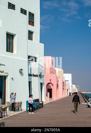 Farbenfrohe Häuser, Promenade im Mina-Viertel, alter Hafen von Doha, Katar Stockfoto