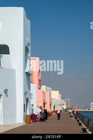 Farbenfrohe Häuser, Promenade im Mina-Viertel, alter Hafen von Doha, Katar Stockfoto