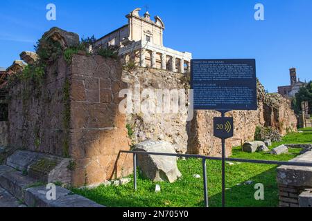 Ruine Fundament von Tempel von Göttlicher Gaius Caius Julius Caesar Cäsar, dahinter Tempel Pius Faustina, Forum Romanum, Rom, Latium, Italien, Europa Stockfoto