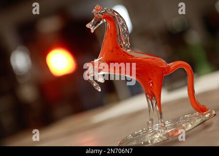 10. Februar 2023, Sachsen-Anhalt, Derenburg: Eine Pferdefigur aus Glas steht in der Werkstatt der Harzkristall Glasfabrik. Glasmaschinen bringen glühende heiße Gasmasse in Form in die Glasfabriken. Die Glasmanufaktur Harzkristall GmbH ist eine der wenigen Glasfabriken in Deutschland, die handgeblasene Produkte herstellt. Zu den Spezialitäten gehören Vasen, Glaslampen, die Herstellung von Glasteilen und Lampen zur historischen Erhaltung sowie Glaskunstprodukte in Zusammenarbeit mit renommierten Künstlern. In diesem Werk werden seit 70 Jahren Glasprodukte hergestellt. Foto: Matthias Bein/dpa Stockfoto