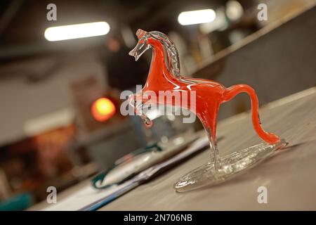 10. Februar 2023, Sachsen-Anhalt, Derenburg: Eine Pferdefigur aus Glas steht in der Werkstatt der Harzkristall Glasfabrik. Glasmaschinen bringen glühende heiße Gasmasse in Form in die Glasfabriken. Die Glasmanufaktur Harzkristall GmbH ist eine der wenigen Glasfabriken in Deutschland, die handgeblasene Produkte herstellt. Zu den Spezialitäten gehören Vasen, Glaslampen, die Herstellung von Glasteilen und Lampen zur historischen Erhaltung sowie Glaskunstprodukte in Zusammenarbeit mit renommierten Künstlern. In diesem Werk werden seit 70 Jahren Glasprodukte hergestellt. Foto: Matthias Bein/dpa Stockfoto