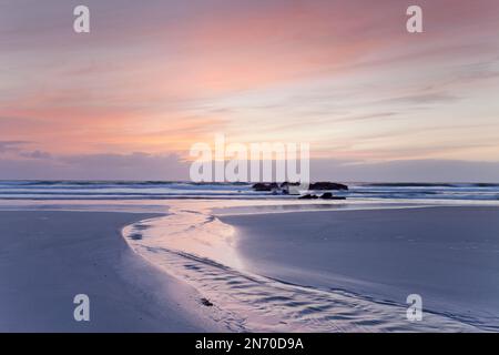 Sonnenuntergang an der Nordküste der Insel Tiree, in den inneren Hebriden, Schottland. Stockfoto