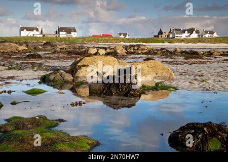 Felsenbecken bei Ebbe in der Nähe des Dorfes Balemartine auf der Insel Tiree, Schottland. Stockfoto