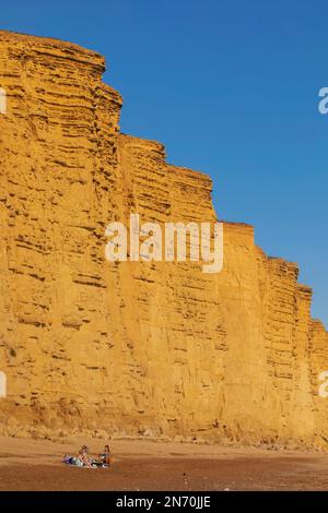 England, Dorset, Bridport, West Bay, Beach und Cliffs Stockfoto