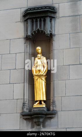 Baby Jesus mit der Goldstatue der Jungfrau Maria vor der Kathedrale von Manchester Stockfoto