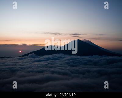 Ein malerischer Sonnenaufgang über Wolken mit Blick auf den Vulkan in Bali, Indonesien Stockfoto