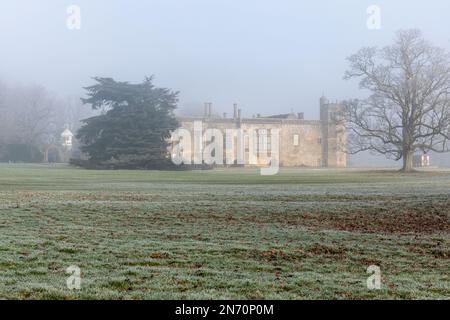 Lacock Abbey an einem kalten nebligen Morgen im Februar - einst Heimat von William Henry Fox Talbot, Erfinder des FotoNegativs Lacock, Wiltshire, Großbritannien Stockfoto