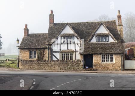 Schönes altes traditionelles Fachwerkhaus im englischen Dorf Lacock im Winter, Wiltshire, England, Großbritannien Stockfoto