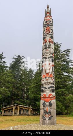 Totempfahl (2013) und Kabine, HLK'yah Llnagaay, Windy Bay, Lyell Island, BC Stockfoto