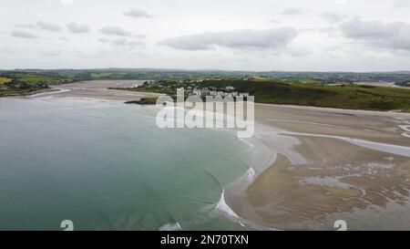 Inchydoney Beach im Süden Irlands an einem bewölkten Sommertag, Draufsicht. Küstenlandschaft. Der berühmte irische Sandstrand. Die Küste des Atlan Stockfoto