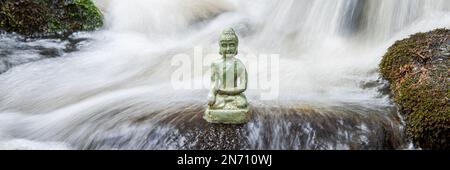 Buddha Skulptur sitzt im fliessenden Wasser Stockfoto