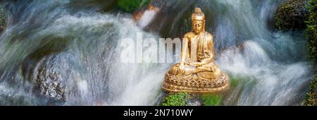 Buddha Skulptur sitzt im fliessenden Wasser Stockfoto