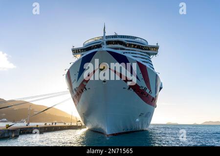 P&O Kreuzfahrtschiff Arvia, angelegt in Road Town, bei Sonnenaufgang, Tortola mit einer Reihe von Ausflugsreisenden, die Britischen Jungferninseln (BVI), Karibik Stockfoto