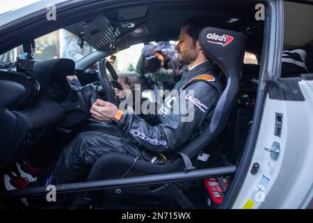 Prinz Carl Philip von Schweden fährt einen Toyota Yaris auf der Red Barn Arena mit Beifahrer und ehemaliger Rallyefahrer Petter Solberg, während eines Besuchs des Servs Stockfoto