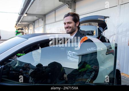 Prinz Carl Philip von Schweden fährt einen Toyota Yaris auf der Red Barn Arena mit Beifahrer und ehemaliger Rallyefahrer Petter Solberg, während eines Besuchs des Servs Stockfoto