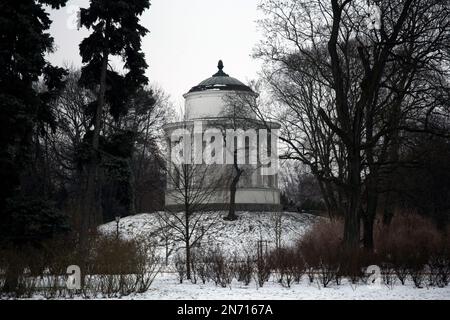 Der Wasserturm im sächsischen Garten - Ogród Saski - ein öffentlicher Garten im Zentrum Warschaus an einem verschneiten Tag in Polen, Stockfoto