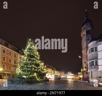 Altenburg, Weihnachtsmarkt. Der Altenburger Weihnachtsmarkt zum ersten Mal nach der Corona-Pandemie. Mit dem Altenburger Rathaus und dem Weihnachtsbaum in Weihnachtsstimmung. Stockfoto