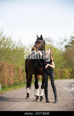 Teenager mit braunem Pferd Stockfoto