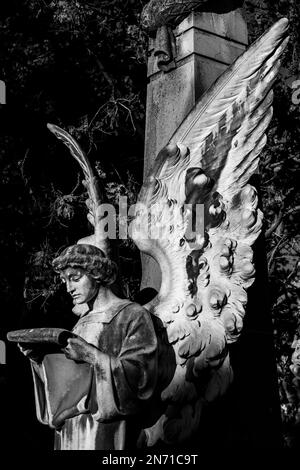 Skulptur auf dem modernistischen Friedhof Montjuic in Barcelona Spanien Stockfoto