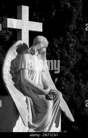 Skulptur auf dem modernistischen Friedhof Montjuic in Barcelona Spanien Stockfoto