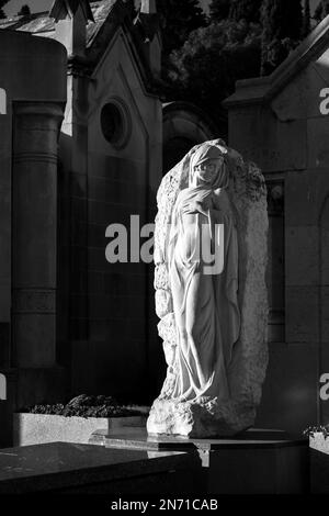 Skulptur auf dem modernistischen Friedhof Montjuic in Barcelona Spanien Stockfoto