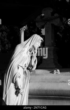 Skulptur auf dem modernistischen Friedhof Montjuic in Barcelona Spanien Stockfoto