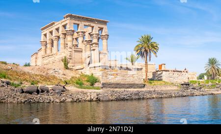 Assuan, Ägypten; 12. Februar 2023 - Trajans Kiosk ist ein Tempel auf der Insel Agilkia im Süden Ägyptens. Es wird Trajan zugeschrieben, dem römischen Kaiser Stockfoto