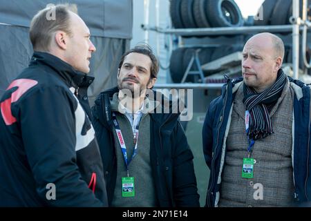 Prinz Carl Philip von Schweden trifft sich mit Jari Matti Latvala (L), Teamkollege von Toyota Gazoo Racing, während eines Besuchs im Servicepark der WRC Rally Stockfoto