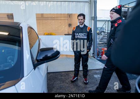 Prinz Carl Philip von Schweden trifft sich mit Jari Matti Latvala (R), dem Teamprinzen von Toyota Gazoo Racing, bei einem Besuch des Serviceparks der WRC Rally Sweden in Umea, Schweden, am 10. Februar 2023. Foto: Micke Fransson / TT / Code 61460 Stockfoto