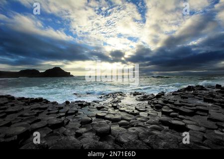 Der Giant's Causeway in Nordirland (County Antrim) ist eines der berühmtesten Wahrzeichen Irlands und UNESCO-Weltkulturerbe Stockfoto