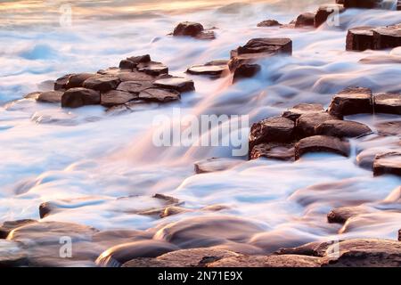 Der Giant's Causeway in Nordirland (County Antrim) ist eines der berühmtesten Wahrzeichen Irlands und UNESCO-Weltkulturerbe Stockfoto