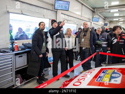 Prinz Carl Philip von Schweden (L) trifft sich mit Jari Matti Latvala, dem Team Prinicpal von Toyota Gazoo Racing, während eines Besuchs im Servicepark der WRC Rally Stockfoto