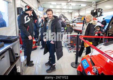 Prinz Carl Philip von Schweden (R) trifft sich mit Jari Matti Latvala, dem Team Prinicpal von Toyota Gazoo Racing, während eines Besuchs im Servicepark der WRC Rally Stockfoto