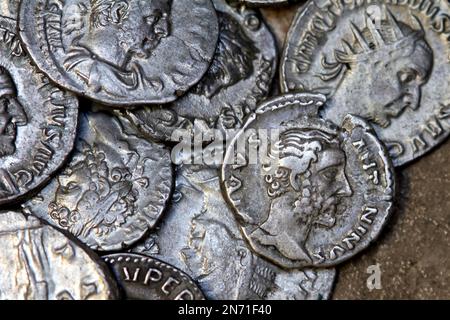 Römische silberne Denarii-Münzen mit Porträts verschiedener Kaiser Stockfoto