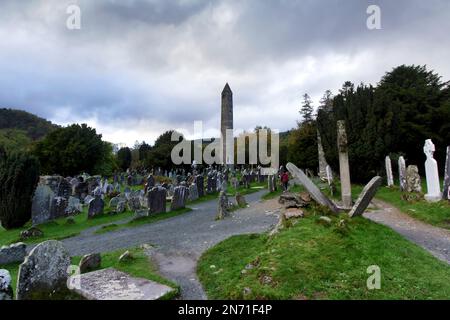 Mittelalterlicher Friedhof des Glendalough-Klosters im Wicklow-Gebirge in Irland Stockfoto