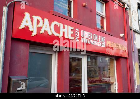 Dunfanaghy, Irland- 28. Januar 2023: Die Front des Apache Pizza Take Away in Dunfanaghy, County Donegal Stockfoto