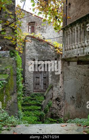 Verfallene Häuser in Morano Calabro, Kalabrien, Italien Stockfoto