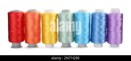Set von bunten Nähfäden auf weißem Hintergrund Stockfoto