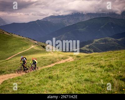 Einmaliger Abstieg vom Berg Pelopín (2, 007m) in Richtung Broto Stockfoto