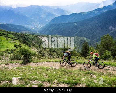 Einmaliger Abstieg vom Berg Pelopín (2, 007m) in Richtung Broto Stockfoto