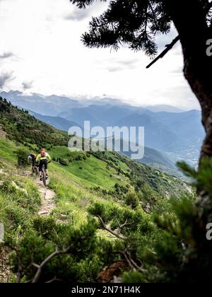 Einmaliger Abstieg vom Berg Pelopín (2, 007m) in Richtung Broto Stockfoto