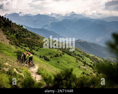 Einmaliger Abstieg vom Berg Pelopín (2, 007m) in Richtung Broto Stockfoto