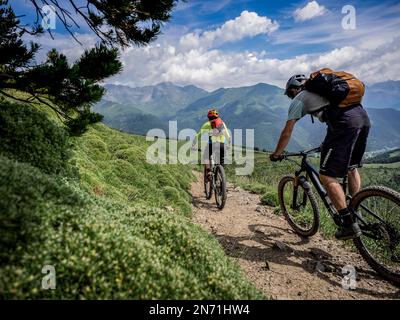 Einmaliger Abstieg vom Berg Pelopín (2, 007m) in Richtung Broto Stockfoto